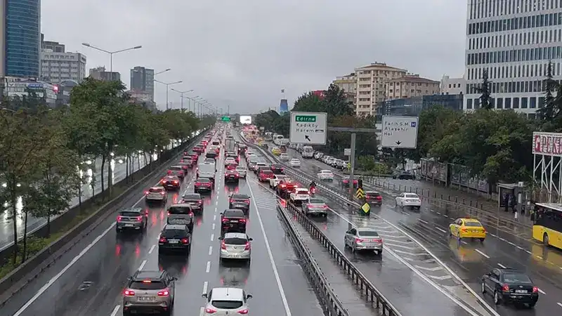 Kadıköy'de sağanak sonrası trafik yoğunluğu
