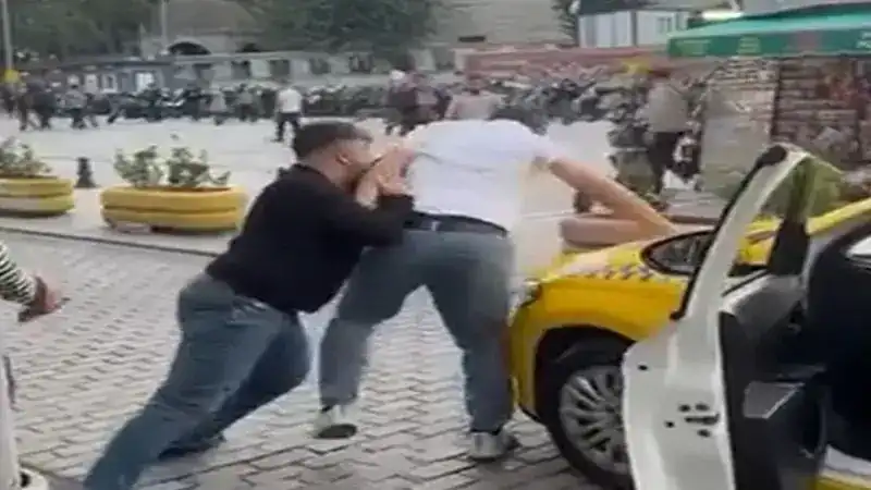 Fatih'te taksicilerin yumruklu 'yolcu alma' kavgası kamerada
