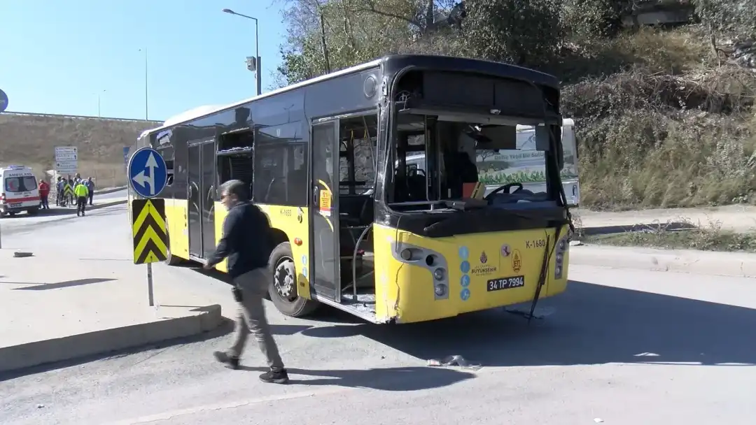 Sultangazi'de İETT otobüsü duvara çarptı; 4 yaralı
