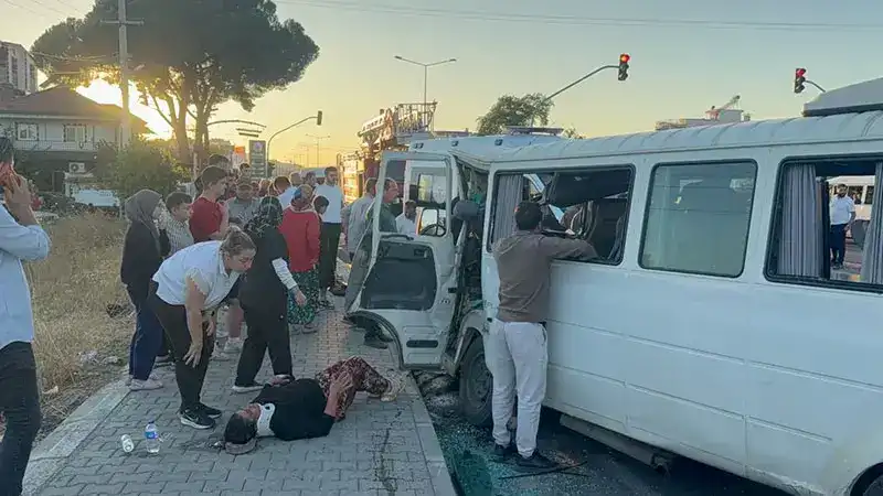 Beton mikseri karşı yola geçip iki minibüsle çarpıştı; 1 ölü, 8 yaralı