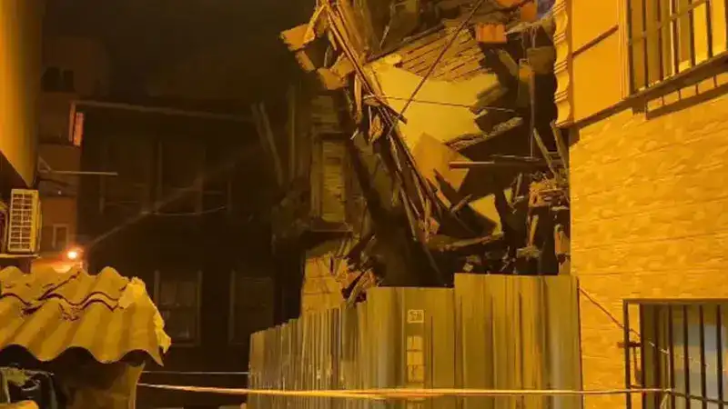Fatih’te 2 katlı metruk binada kısmi çökme meydana geldi