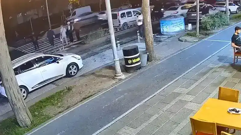 Beylikdüzü'nde dengesini kaybedip yere düştü; motosiklet çarptı: 1 ölü 1 yaralı
