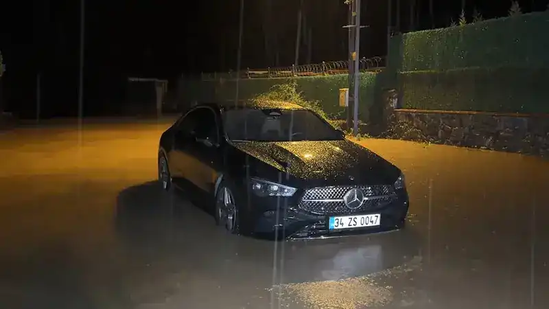 Şile’de sağanak nedeniyle otomobilde mahsur kalan 2 kişi kurtarıldı