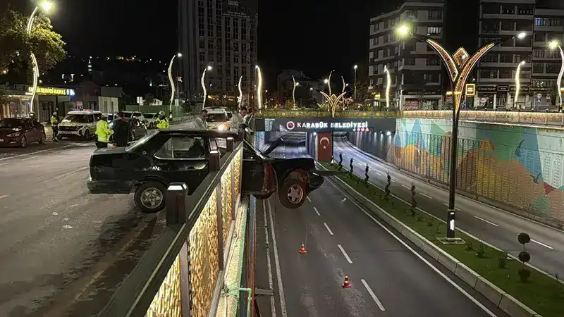 Köprü korkuluklarına çarpan otomobil askıda kaldı