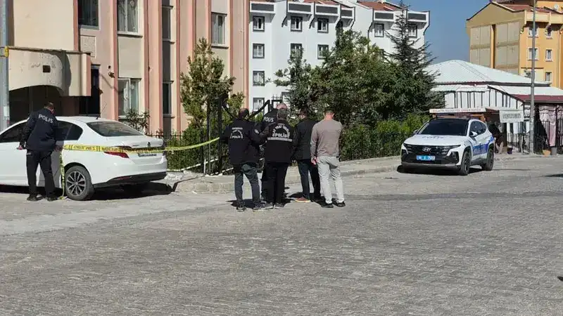 Hakkında uzaklaştırma kararı olan eşi tarafından 8 bıçak darbesiyle öldürüldü