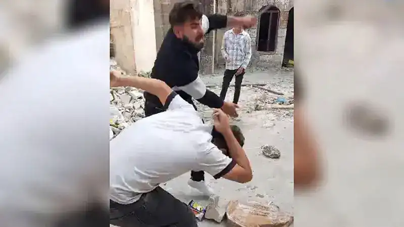 Şanlıurfa’da metruk evde 1 kişi, 4 kişiyi darbetti: O anlar kamerada