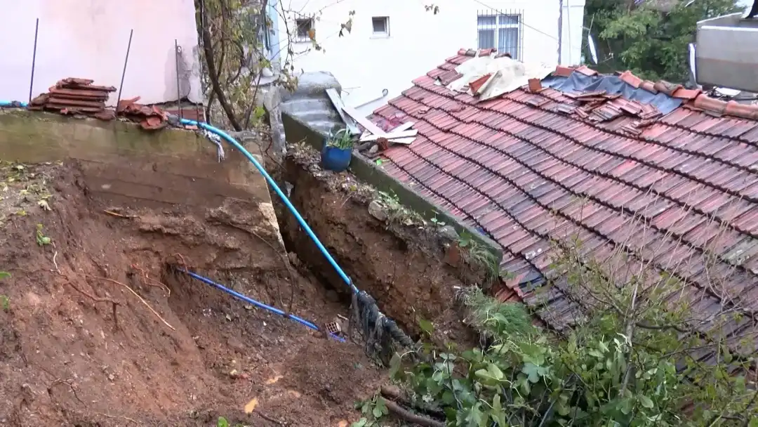Beykoz’da istinat duvarı çöktü; 3 katlı bina tahliye edilecek