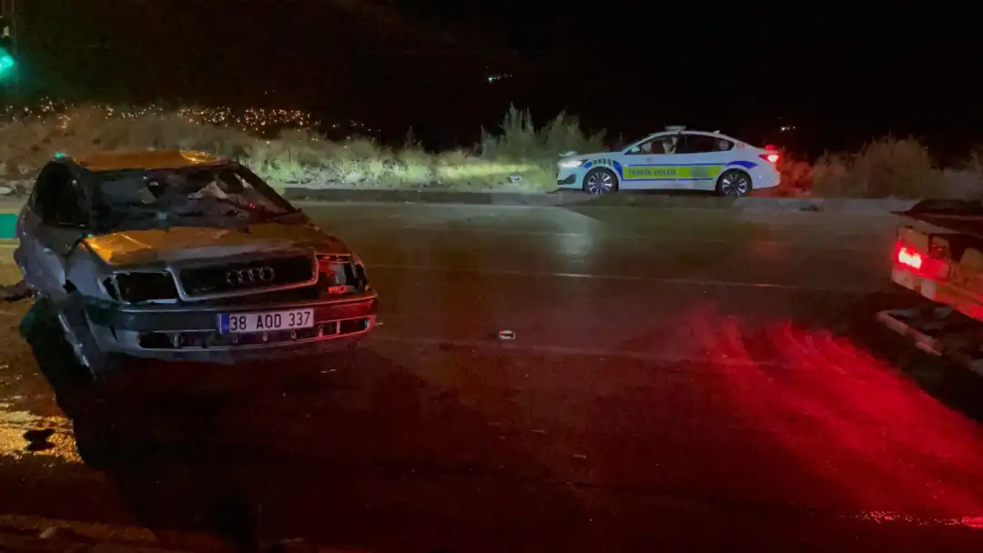 Kayseri'de takla atan otomobil karşı şeride geçti; 2 yaralı