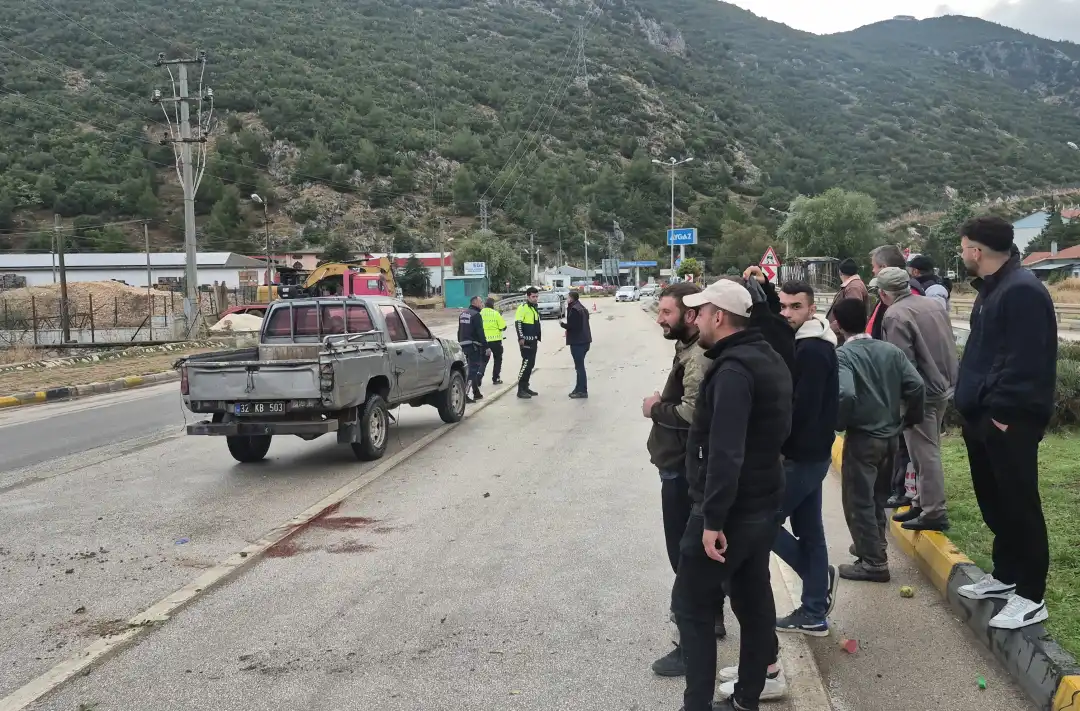 Kontrolden çıkan kamyonet yol ortasında yan yattı