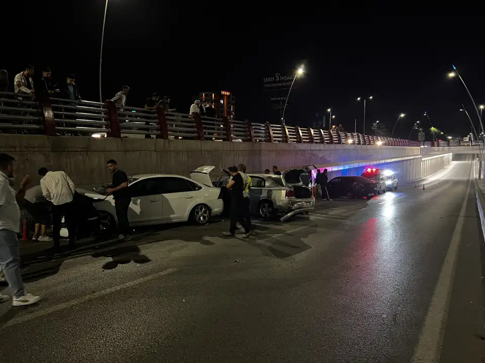 Kayseri’de 3 otomobilin çarpıştığı kazada 2 kişi yaralandı
