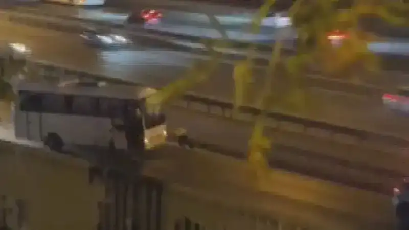 Sultangazi'de arızalanan midibüsü yol kenarına iten kadın polis kamerada
