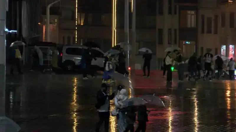 İstanbul'da yağışla birlikte trafik yoğunluğu oluştu