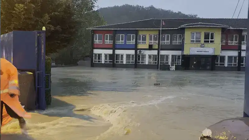 Arnavutköy'de yağış nedeniyle Alibey Deresi yola taştı; sular okul bahçesine doldu