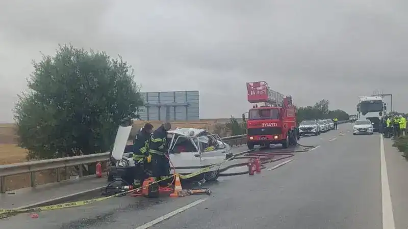 TIR, otomobile çarptı; 2 ölü