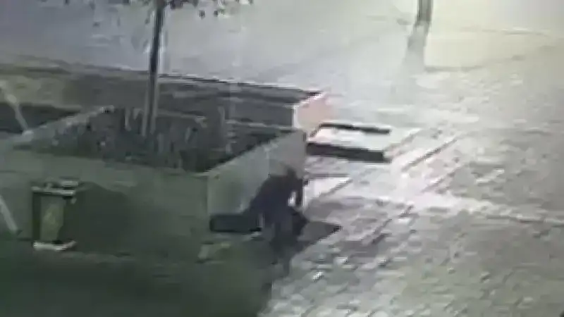 eyoğlu’nda bankta unutulan cep telefonunu çalan şüpheli kamerada