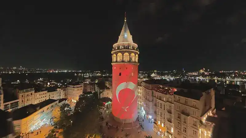 Galata Kulesi, İstanbul'un kurtuluşunun 103’üncü yıl dönümü nedeniyle Türk bayrağıyla ışıklandırıldı