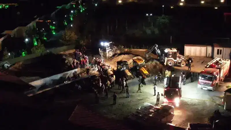 Büyükçekmece'de toprak kayması: 1 işçi kurtarıldı