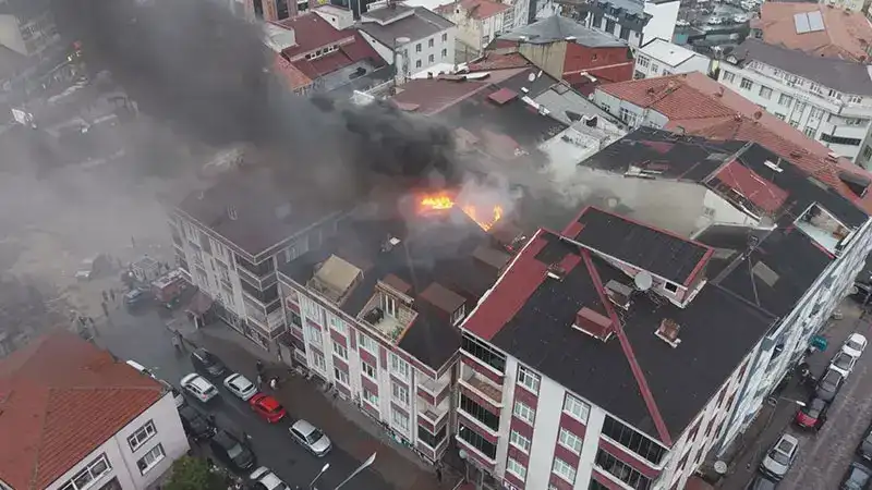 Arnavutköy'de 5 katlı binada yangın