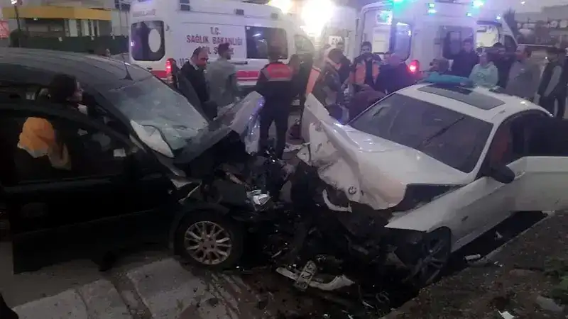 Gebze’de iki otomobil çarpıştı: 4 yaralı