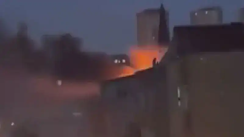 Küçükçekmece'de binanın çatısında yangın