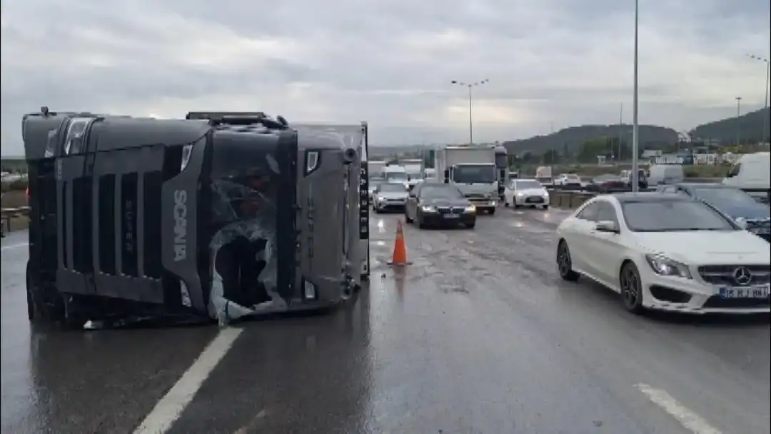 İstanbul'da yağışla birlikte meydana gelen kazalar, trafik yoğunluğuna neden oldu