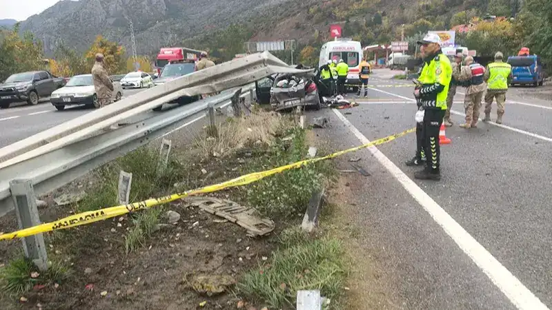 Otomobil bariyere çarptı; 1 ölü, 4 yaralı