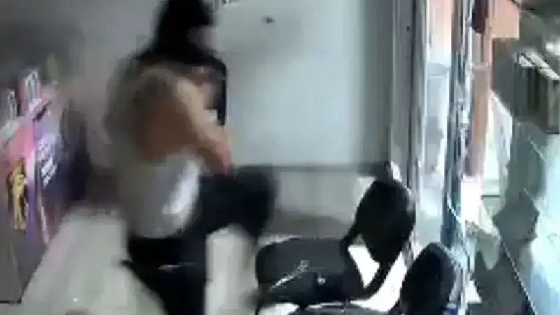 Beze sardığı kaldırım taşıyla telefoncu ve bankanın camını kırıp hırsızlık yapan şüpheli yakalandı; o anlar kamerada