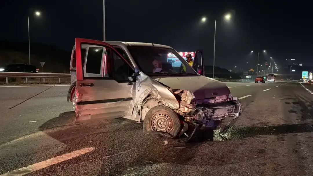 Kuzey Marmara Otoyolu'nda hafif ticari araç önce bariyerlere ardından otomobile çarptı: 1 ölü