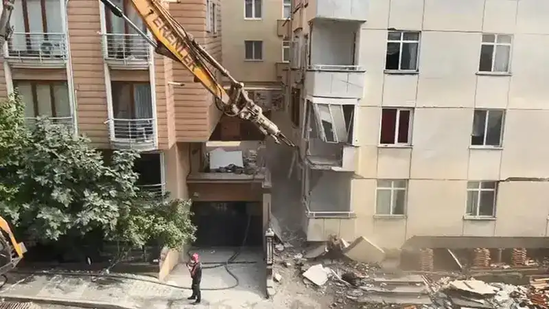 Maltepe'de çöken binada kontrollü yıkım başladı