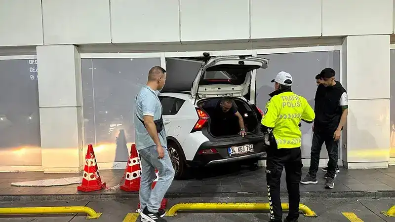 Küçükçekmece’de otomobil akaryakıt istasyonundaki market deposuna girdi