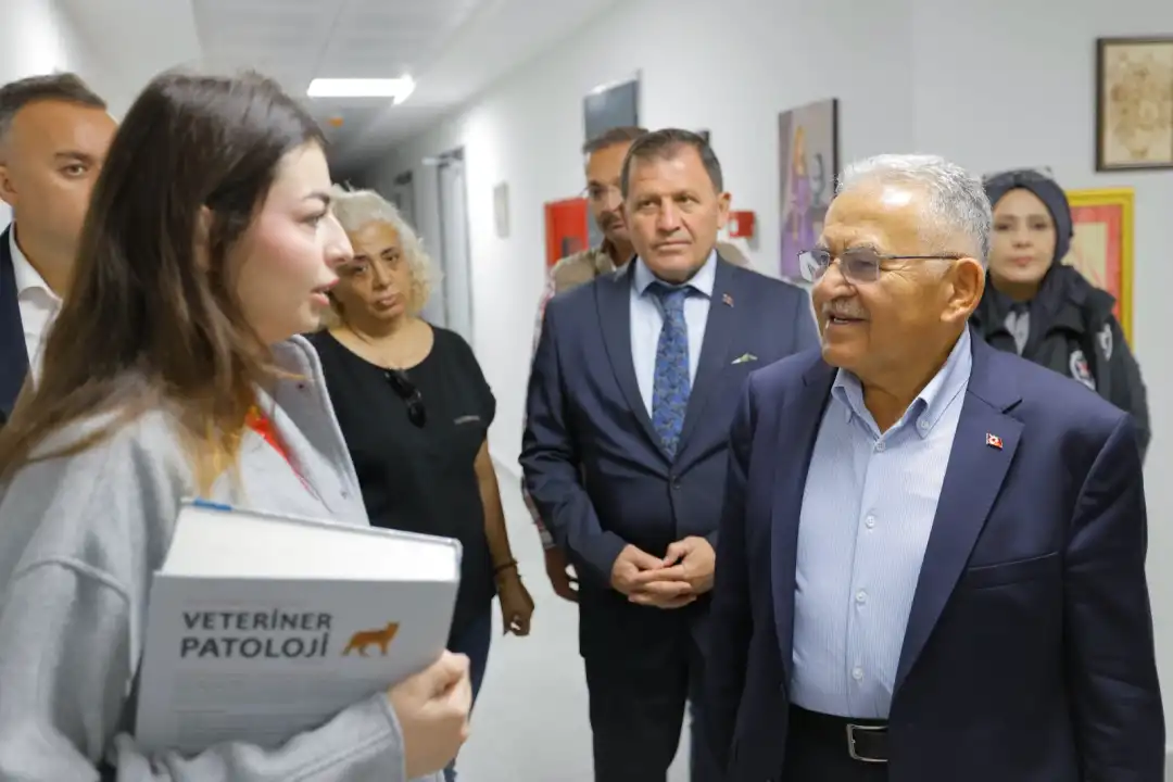 Başkan Büyükkılıç’tan kız yurdunda gençlerle buluşma