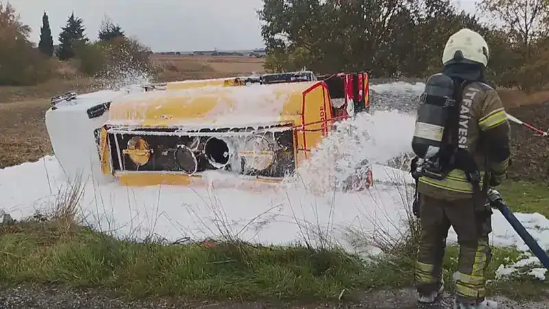 Silivri’de yakıt yüklü tanker şarampole devrildi