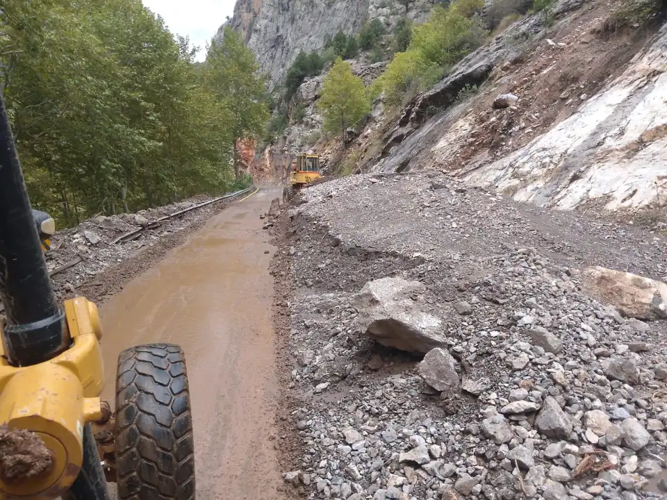 Kayseri’de kış öncesi kırsal yollarda kar direkleri dikim çalışması yapıldı