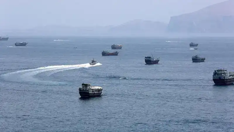 İran Devrim Muhafızları, Hürmüz Boğazı'nda 2 petrol tankerini durdurdu