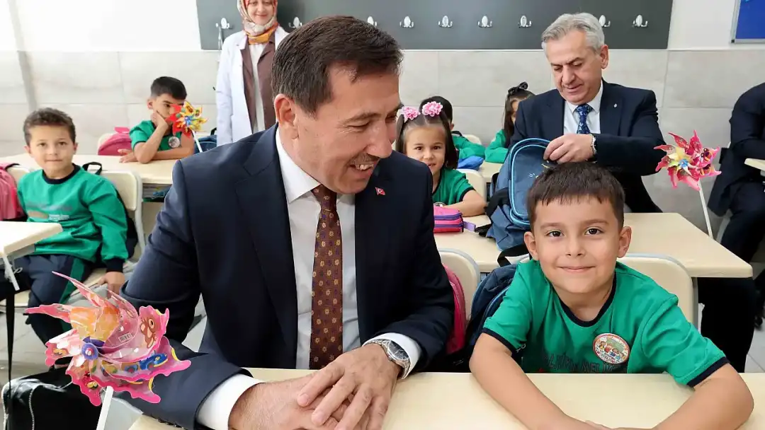 Konya'da Yeni Eğitim Yılı Coşkusu: Vali ve Başkan Çocuklarla Aynı Sırada!