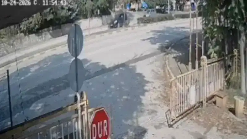 Yaya geçidinde otomobilin çarptığı elektrikli bisikletin sürücüsü öldü