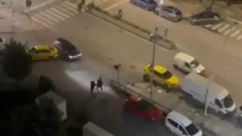 Esenler'de bıçaklı kavgada yaralanan 2 kişi hastaneye kaldırıldı