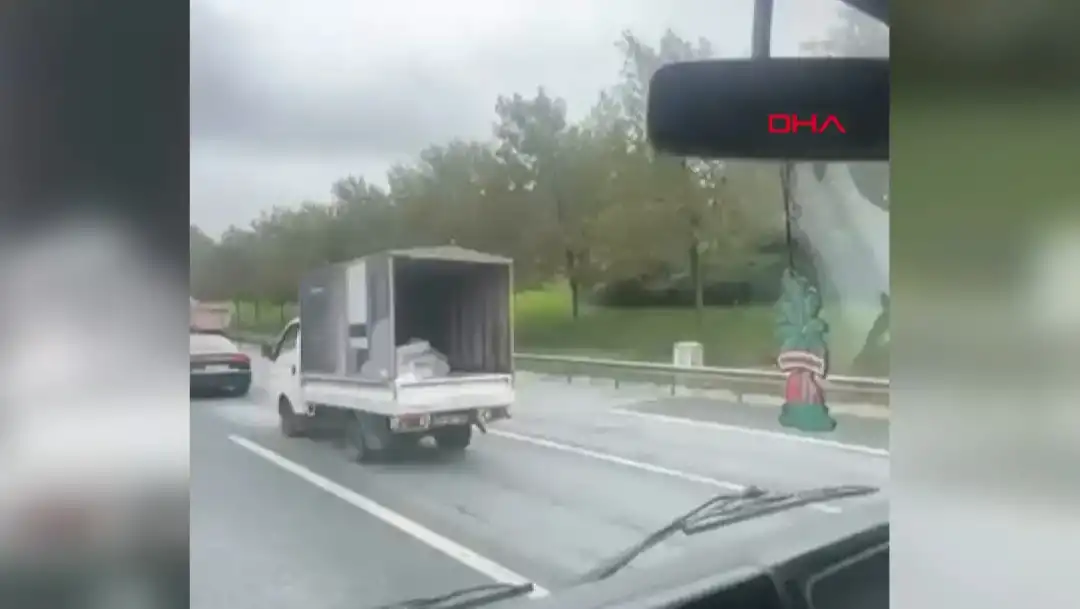 Başakşehir TEM Otoyolu'nda hafriyat döküldü; uzun araç kuyrukları oluştu