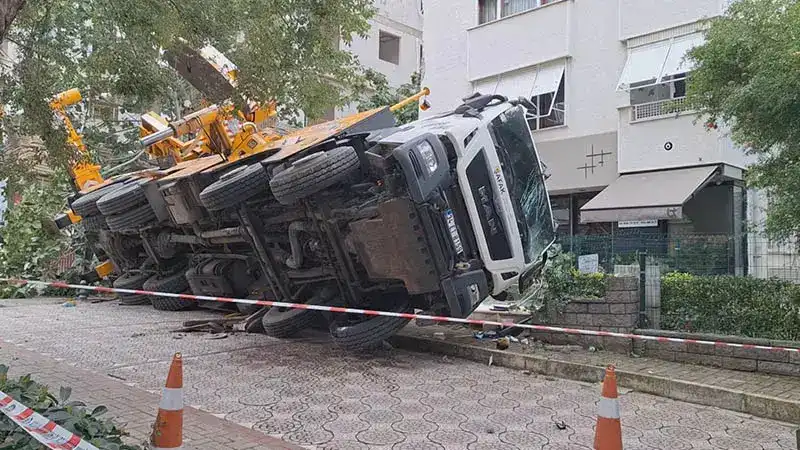 Kadıköy'de devrilen vinç 11 katlı binaya çarptı