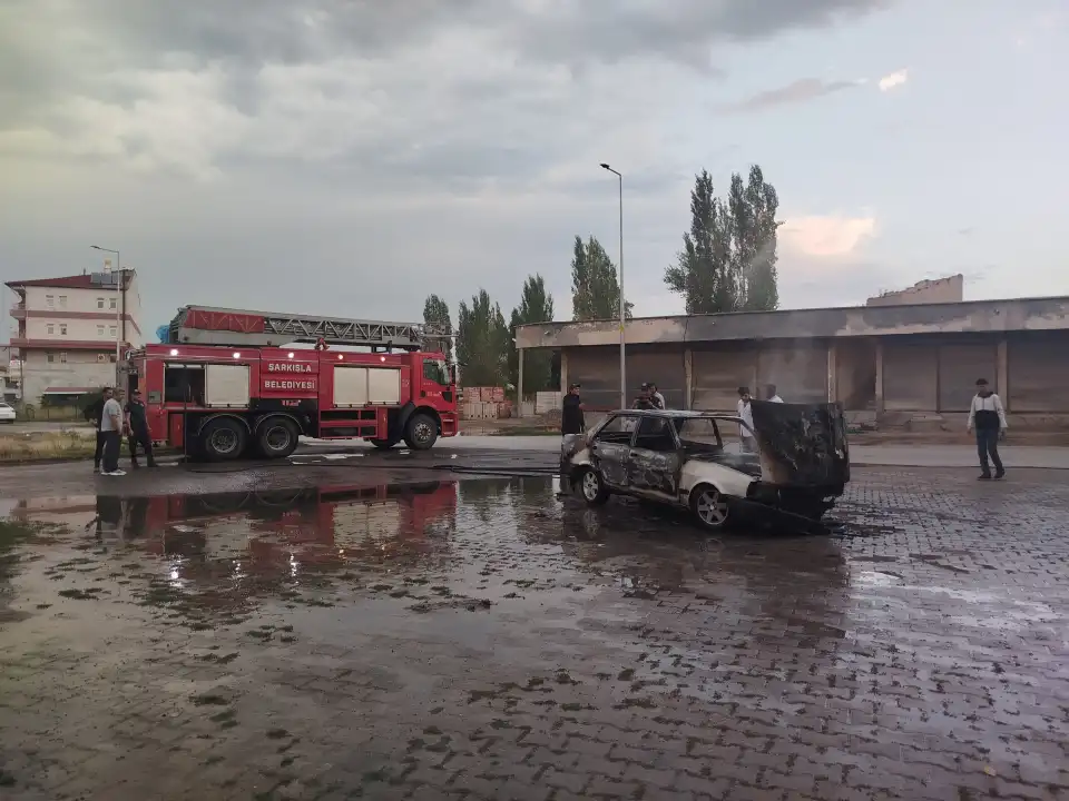 Şarkışla’da park halindeki otomobil yandı