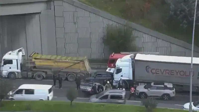 Bağcılar'da zincirleme kaza: 2 yaralı