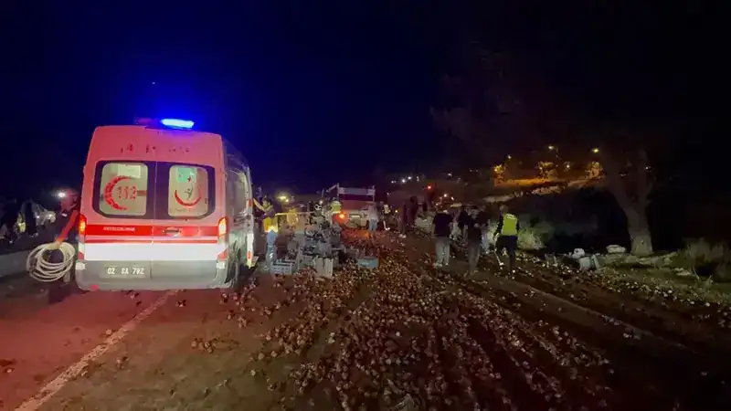 Traktörlele kamyonet çarpıştı; 1 ölü, 1 yaralı