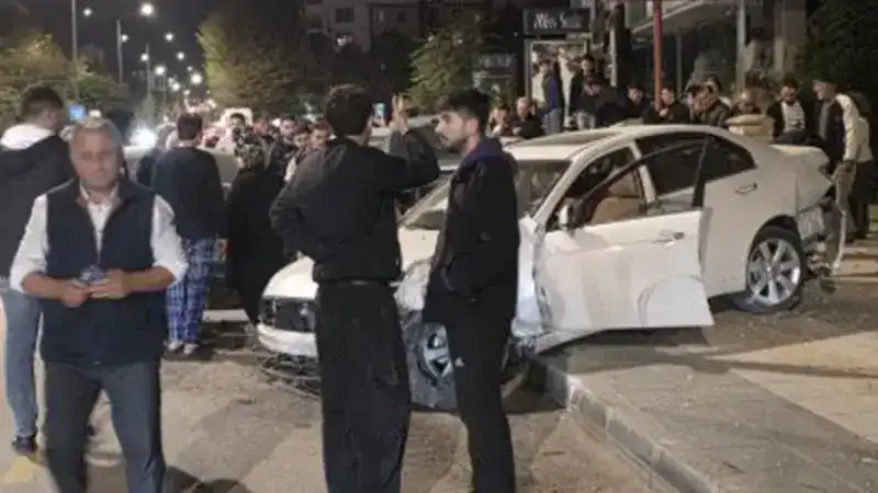 Çorum'da iki otomobil çarpıştı: 4 yaralı