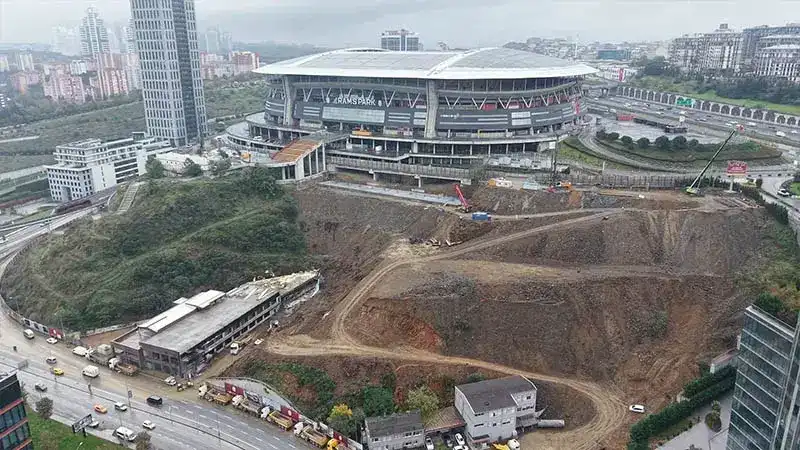 Kağıthane'de selde kayan toprak kaldırılıyor