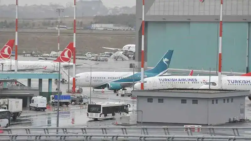 İstanbul Havalimanı'nda borcundan dolayı haczedilen İran havayolu şirketinin uçağının bekleyişi sürüyor