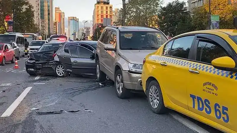 Beşiktaş’ta İranlı sürücünün çarptığı 5 aracın karıştığı zincirleme kaza kamerada
