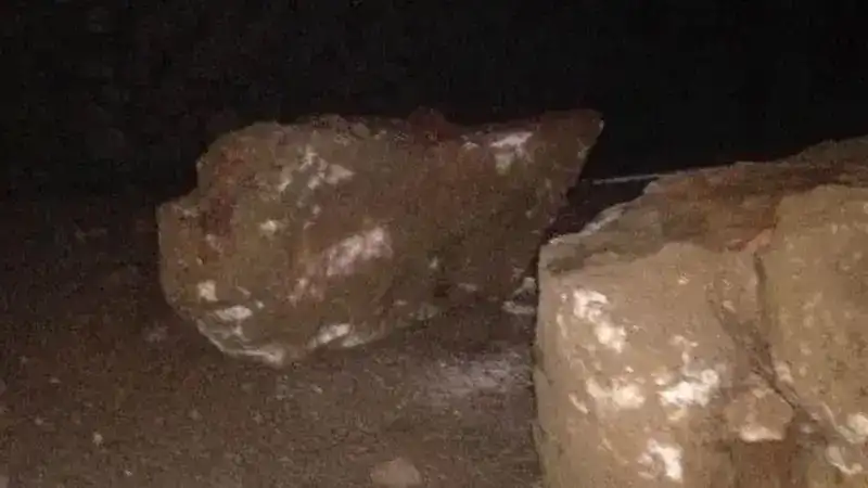 Adana'da dağdan kopan kayalar, kara yoluna yuvarlandı