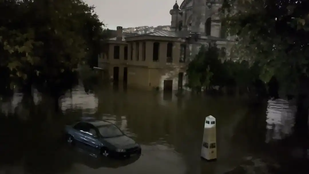 Kağıthane’de dere taştı; tarihi Sadabad Camii'ni su bastı
