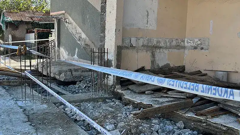 Depremde eşi ve 2 kızını kaybeden işçi, çöken merdivenin altında kalıp öldü