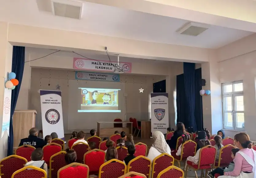 Polisten öğrencilere ‘akran nezaketi ve güvenli internet’ eğitimi